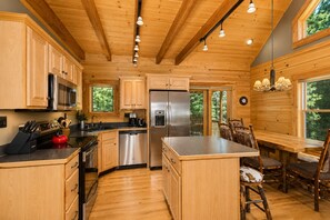Private kitchen - Lazy Moose Cabin+10MinstoYellowstone+Wifi+Log+AC (West Yellowstone)
