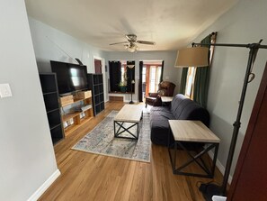 Living area - Cozy 2-bedroom house in the eclectic Bay View - blocks from the Lake (Milwaukee)