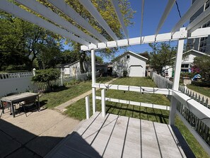 Outdoor dining - Cozy 2-bedroom house in the eclectic Bay View - blocks from the Lake (Milwaukee)