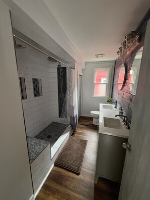 Shower, hair dryer, towels, soap - Cozy 2-bedroom house in the eclectic Bay View - blocks from the Lake (Milwaukee)
