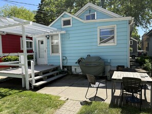 Outdoor dining - Cozy 2-bedroom house in the eclectic Bay View - blocks from the Lake (Milwaukee)