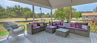 Waterfront Blue Crab Cottage/Dock, Fire Pit & Screened porch