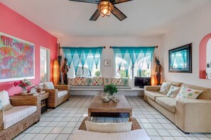 Living area - Private Family Beach House w/pool sleeps 8-11 large property with decks (Bucerías)
