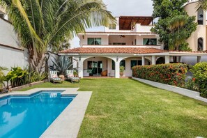 Pool - Private Family Beach House w/pool sleeps 8-11 large property with decks (Bucerías)