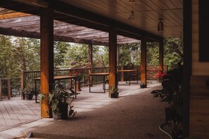 Outdoor dining - A peaceful retreat surrounded by nature! Large outdoor space w/ hot tub & sauna (Kelowna)
