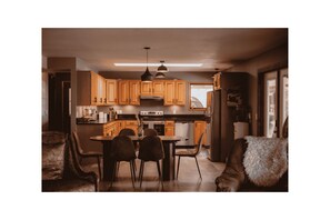 Dining - A peaceful retreat surrounded by nature! Large outdoor space w/ hot tub & sauna (Kelowna)