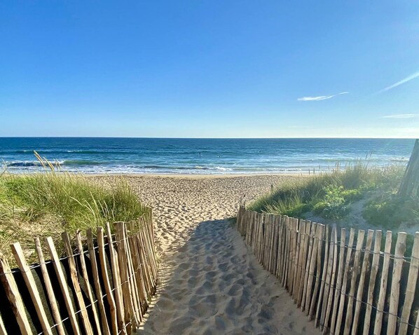 A sandy beach path leading to the ocean, bordered by wooden fences. - Erdeven - 3-room house - 42m² - Wifi - 1* (ERDEVEN)