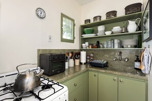 Private kitchen - Venice Charm & Spanish Warmth 1BR Guesthouse w/ Patio & W/D (Los Angeles)