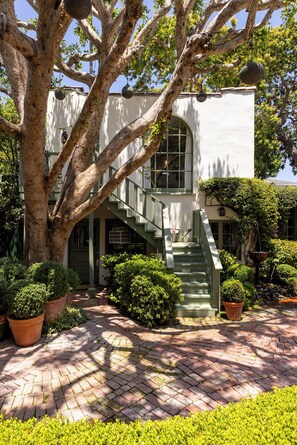 Exterior - Venice Charm & Spanish Warmth 1BR Guesthouse w/ Patio & W/D (Los Angeles)