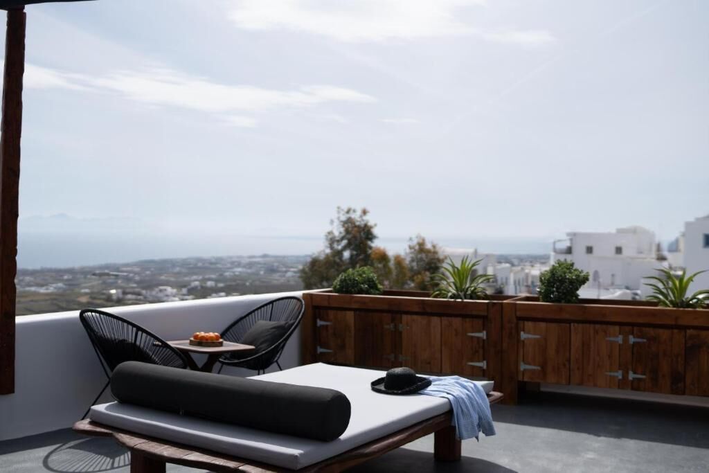 Eine Dachterrasse mit einer Lounge, einem Esstisch und Blick auf die Stadt.