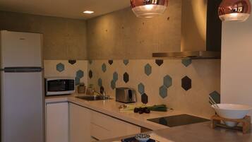 Apartamento superior, 1 habitación, vistas al jardín | Cocina privada | Microondas, horno y utensilios de cocina