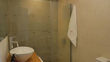 Apartamento Deluxe, 2 habitaciones, vistas al jardín | Baño | Ducha y bañera combinadas, secador de pelo, toallas y jabón