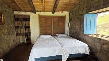 Escritorio, tabla de planchar con plancha, wifi y ropa de cama