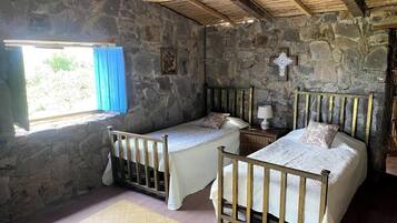 2 bedrooms, desk, iron/ironing board, WiFi