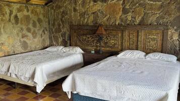 Escritorio, tabla de planchar con plancha, wifi y ropa de cama