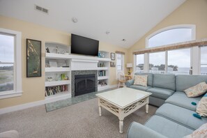 Living area - 5590 - Sand Hills South, Soundfront 6BR, 4BA Nags Head retreat for 12. (Nags Head)