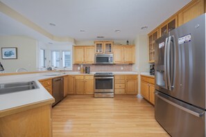 Private kitchen - 5590 - Sand Hills South, Soundfront 6BR, 4BA Nags Head retreat for 12. (Nags Head)