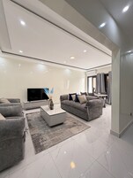 Apartamento, 2 habitaciones, no fumadores, cocina | Zona de estar | Smart TV de 55 pulgadas con canales digitales, además de Netflix, Hulu