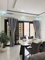Apartamento, 2 habitaciones, no fumadores, cocina | Zona de estar | Smart TV de 55 pulgadas con canales digitales, además de Netflix, Hulu