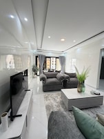 Apartamento, 2 habitaciones, no fumadores, cocina | Zona de estar | Smart TV de 55 pulgadas con canales digitales, además de Netflix, Hulu