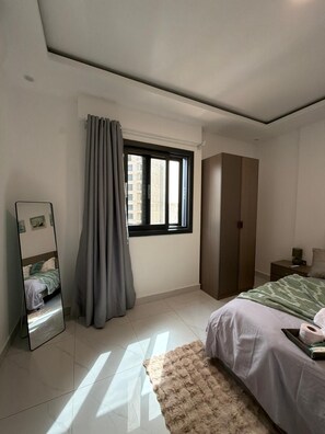 Verdunkelungsvorhänge, schallisolierte Zimmer, Bügeleisen/Bügelbrett