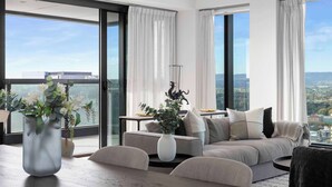 Ein modernes Wohnzimmer mit einer Couch, einem Couchtisch und einer Vase mit Blumen.