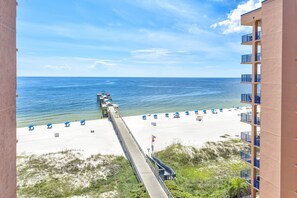 På stranden