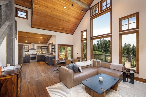 New! The Cabin at Sundown. Hike All Day, Hot Tub All Night!
