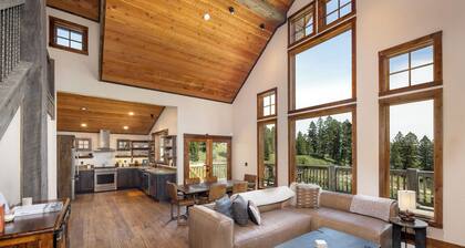 New! The Cabin at Sundown. Hike All Day, Hot Tub All Night!