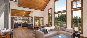 New! The Cabin at Sundown. Hike All Day, Hot Tub All Night!
