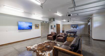 New! The Cabin at Sundown. Hike All Day, Hot Tub All Night!