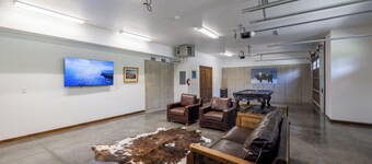 New! The Cabin at Sundown. Hike All Day, Hot Tub All Night!