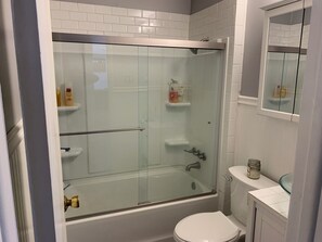 Douche, sèche-cheveux, serviettes fournies, savon