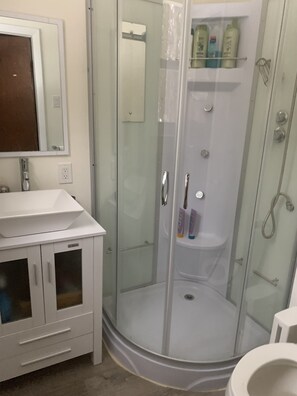 Ducha, secador de pelo, toallas y jabón
