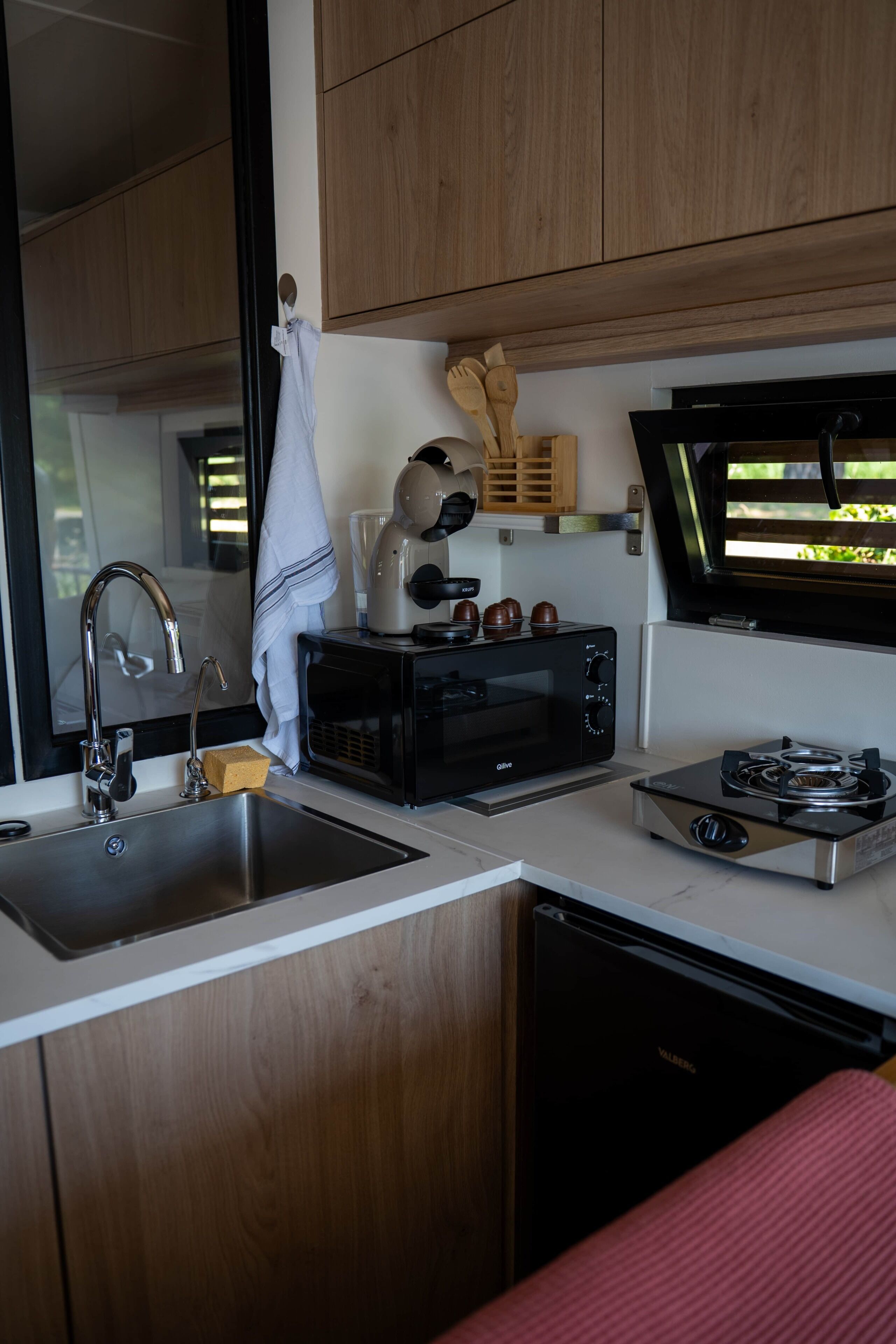 Coffee/tea maker, fridge, microwave, stovetop