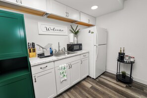 Kühlschrank, Mikrowelle, Wasserkocher mit Kaffee-/Teezubehör