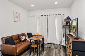Smart TV - Cutest Swan Studio Apartment (Lakeland)