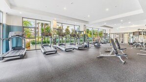 Una palestra con tapis roulant, ellittiche e panche per pesi.