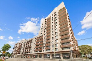 Um edifício com vários andares e um design angular distinto, com varandas em cada pavimento.