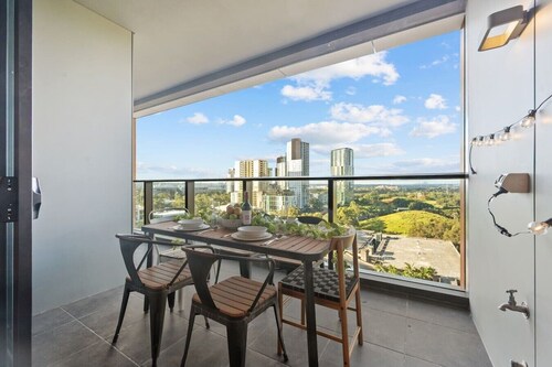 Luxury 2BR Oasis – Panoramic CBD & Park Views