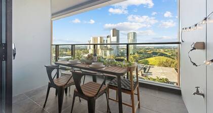 Luxury 2BR Oasis – Panoramic CBD & Park Views
