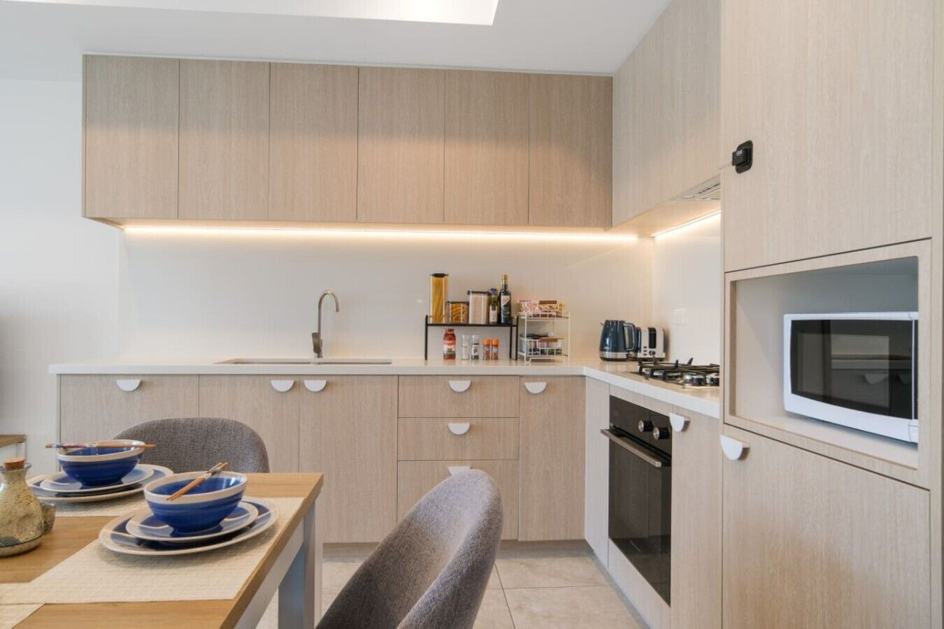 Geladeira, micro-ondas, fogão, cooktop