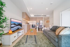 Un appartement moderne comprenant un salon, une cuisine et un coin repas.