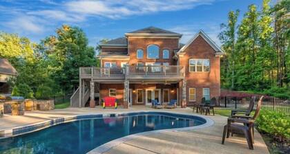 Lake Escape| Lakefront 7BR retreat with pool, dock, game room, and kayaks.