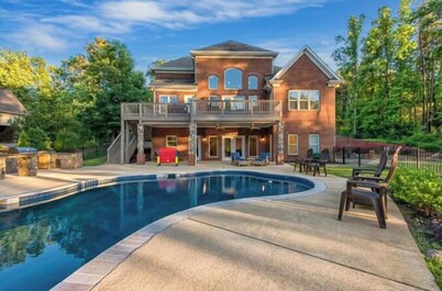 Lake Escape| Lakefront 7BR retreat with pool, dock, game room, and kayaks.