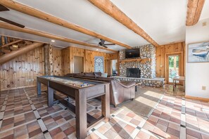 TV connectée, cheminée, jeux vidéo, table de tennis de table