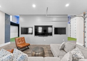 Smart TV, chimenea, futbolito y tenis de mesa 