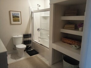 Hair dryer, towels, soap, toilet paper - Lakefront suite (Dartmouth)