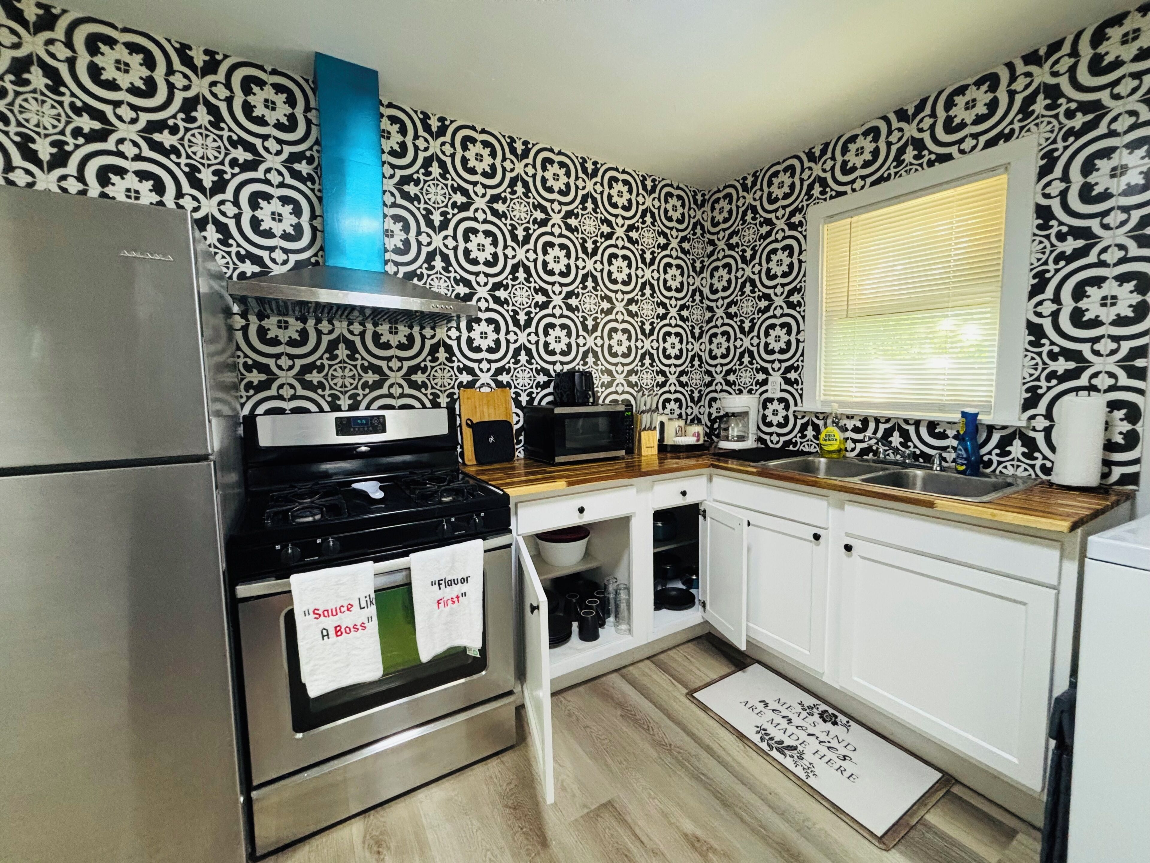 Coffee/tea maker, fridge, microwave, oven
