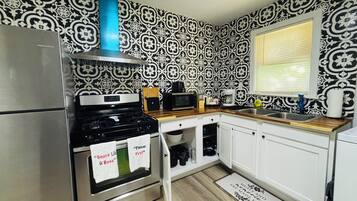 Coffee/tea maker, fridge, microwave, oven